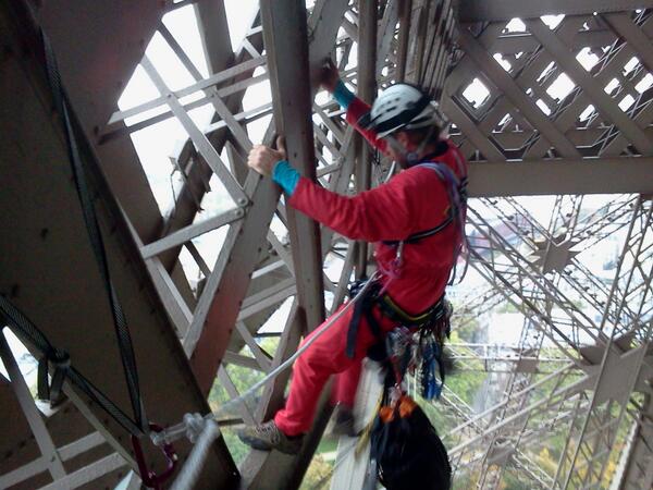 Militante de Greenpeace na Torre Eiffel by Thomas Samson, AFP ― 26 out° 2013