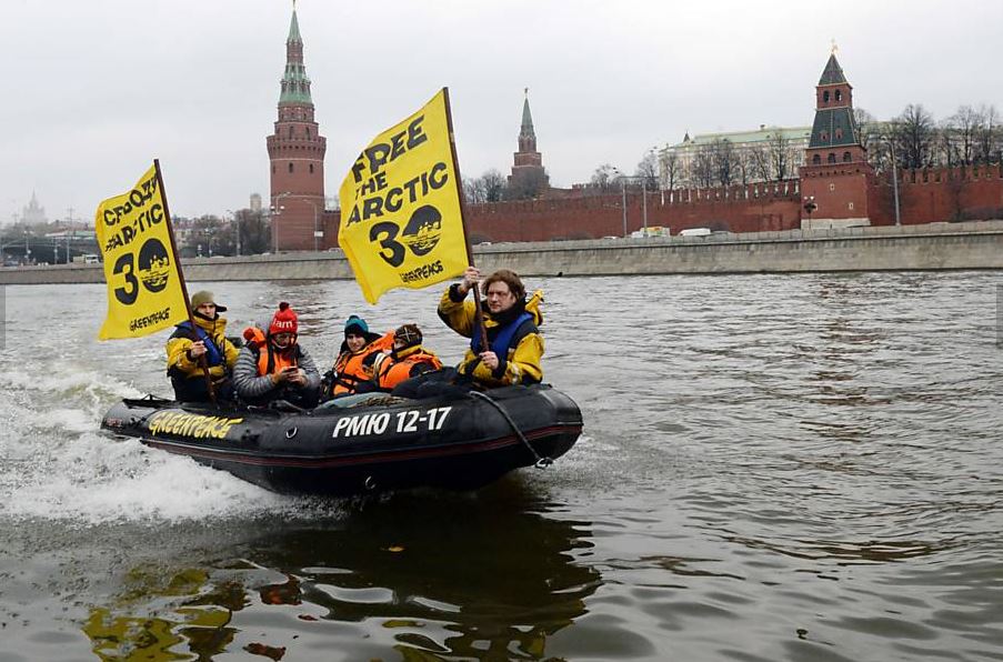 Greenpeace navegando no Rio Moscova Crédito: Vasily Maximov, AFP