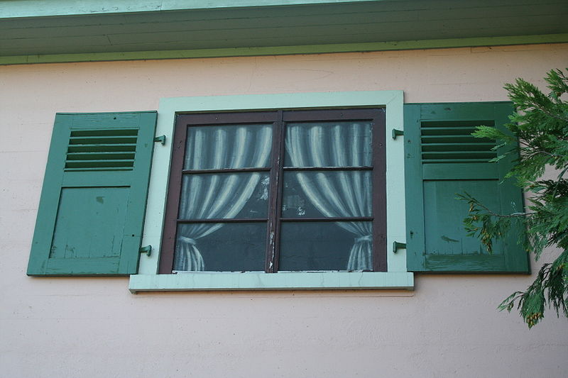 Villa Rose Janela com cortina falsa