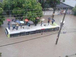 Parece cheio, mas cabe mais água by Marcella Nunes, Facebook/RioWaterPlanet