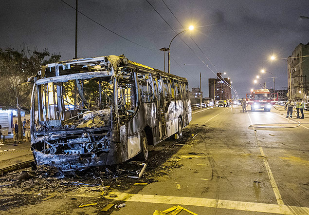 Ônibus destruído by Eduardo Anizelli, Folhapress 