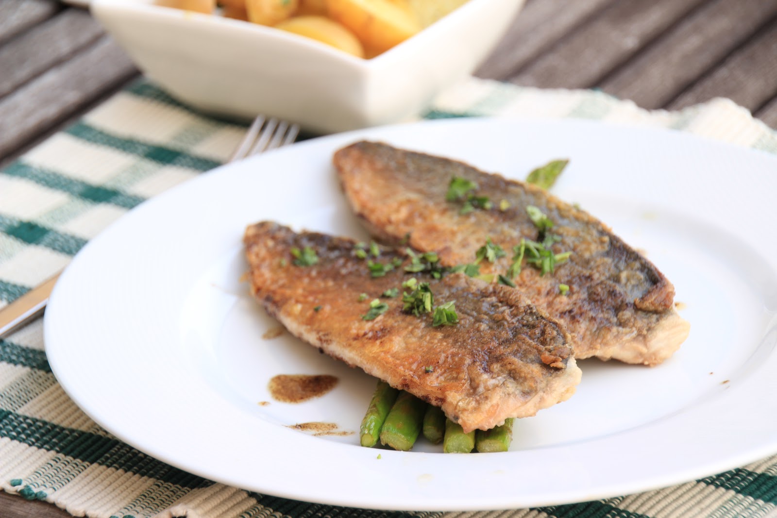 Cavala com aspargos Crédito: Paracozinhar.blogspot