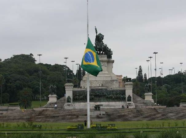 Bandeira a meio pau