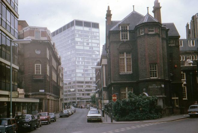 Você, prédio, te acho tédio Você, praça, te acho graça Londres, 1972