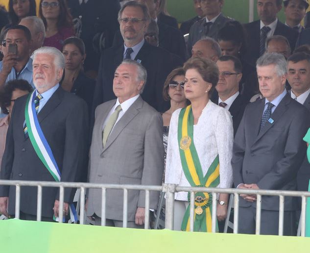 Na falta de faixa presidencial, sr. Wagner ostentou a condecoração da Ordem do Mérito da Defesa