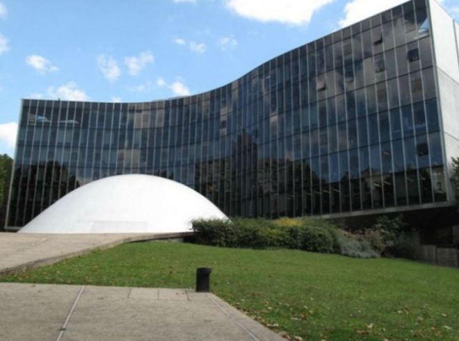 Sede do Partido Comunista Francês, Paris O projeto é de Oscar Niemeyer, num misto de Senado Federal e Edifício Copan