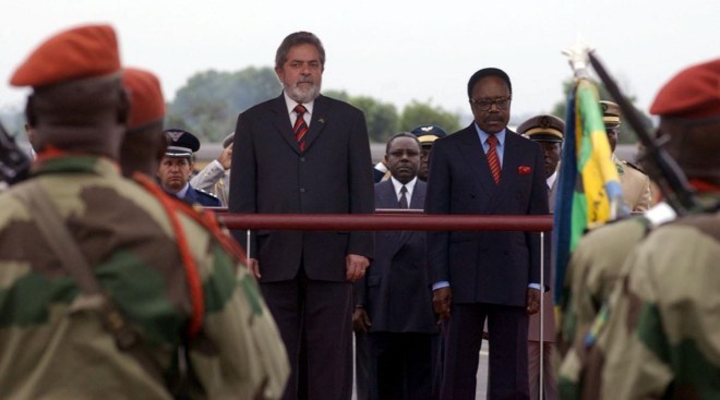 Lula & Omar Bongo em 2004. Bongo foi "presidente" do Gabão durante 41 anos e meio, até sua morte, quando foi substituído pelo filho.